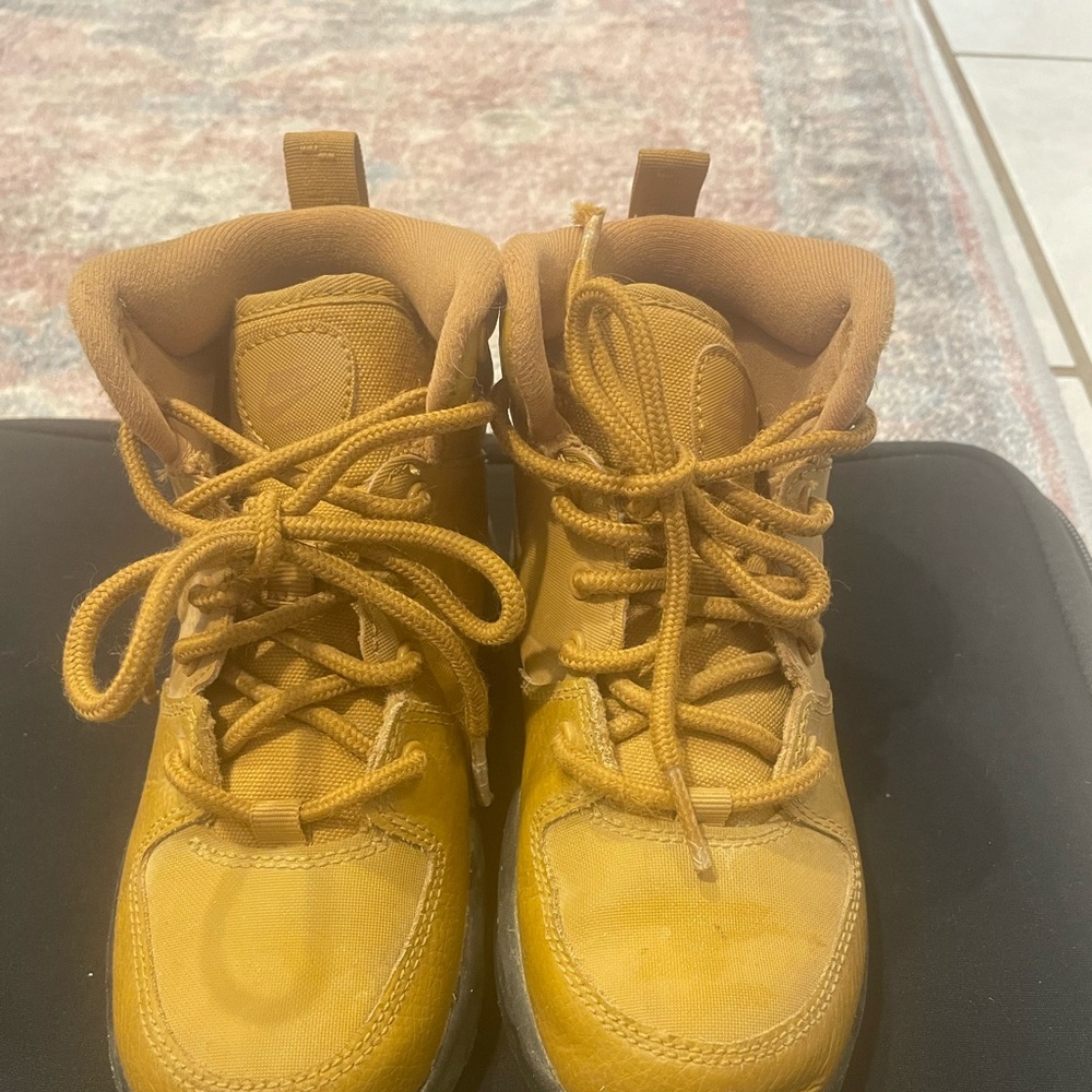 NIKE MANOA BOOTS SIZE 12C